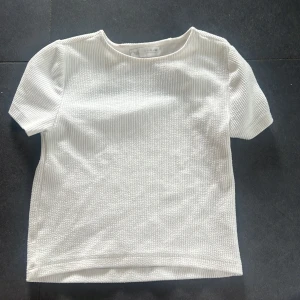 Vit topp från Zara - Säljer en vit tröja från Zara i storlek 11-12 år. Använd men inga defekter. Skriv vid frågor!!❤️❤️
