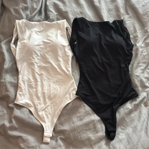 Svart och vit ärmlös body från New Yorker - Säljer mina två helt nya bodys från NEW YORKER då de var för små. De är vadderade så de kan användas utan bh utan att det syns. Båda är oanvända och endast testade men prislappen sitter endast kvar på den vita. Båda är i storlek XS. . Nypris 119kr/st 