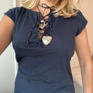 Tisha med snörning - Blå t-shirt från hunkydory med snörning, så cool🖤💙🌠🌠