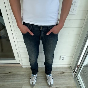 Acne jeans - Snygga Acne jeans med klassisk femficksdesign och slim passform. Modellen på bilden är 183cm. Skriv vid funderingar💬