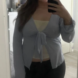 Långärmad topp - Så fin långärmad topp från ginatricot som inte används längre, så säljer den istället. ❤️Skriv om ni har frågor eller vill ha fler bilder❤️