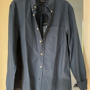 HELT NY Lexington skjorta - Helt ny lexington skjorta jag köpte för ett tag sen. Men då den aldrig blivit använd och att den är lite för stor för mig säljer jag den nu för galet bra pris! Köpt för 1000kr för ungefär 1 månad sedan! Storlek L har du några frågor så är det bara att skicka🤩