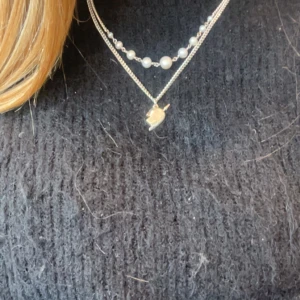 Super fint Maria Nilsdotter halv hjärta 💔🌸 - Säljer mitt super fina halsband från Maria Nilsdotter ena halvan. Super fint till sommaren!🌸🌸 man kan lägga till en extra kedja på halsbandet så att de blir längre det har jag gjort själv!