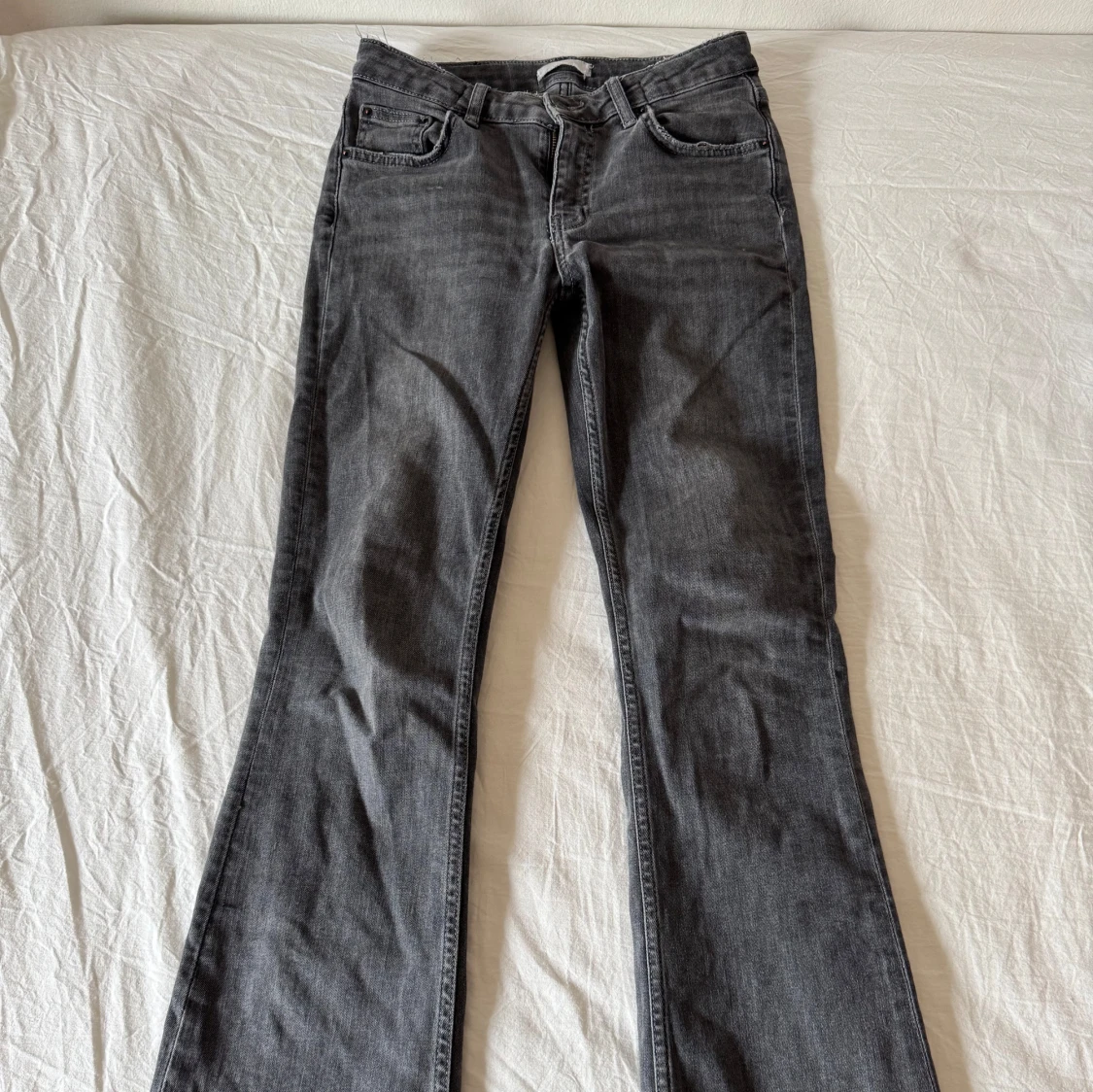 Mörkgrå lågmidjade bootcut jeans