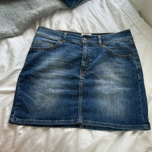 Jeanskjol från H&M L.O.G.G. - Säljer en klassisk blå jeanskjol från H&M L.O.G.G. Super fin nu till sommaren!