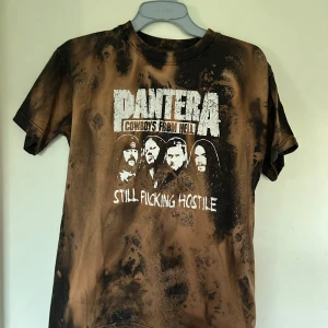 Pantera T-shirt med meleringar S - Helt ny T-shirt med Pantera. Tuffa meleringar på. Storlek S.