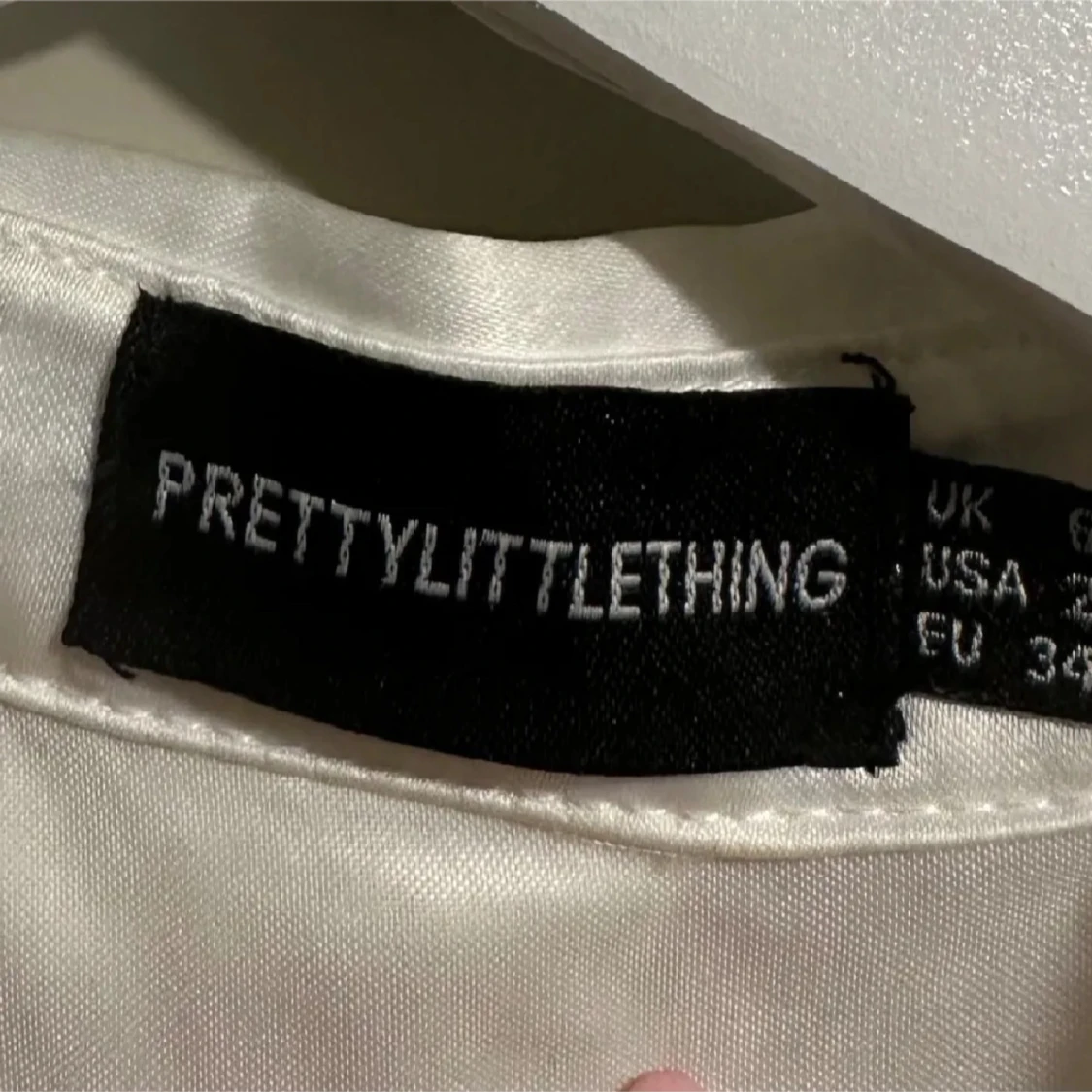 Vit omlottklänning med volang från PrettyLittleThing - 2