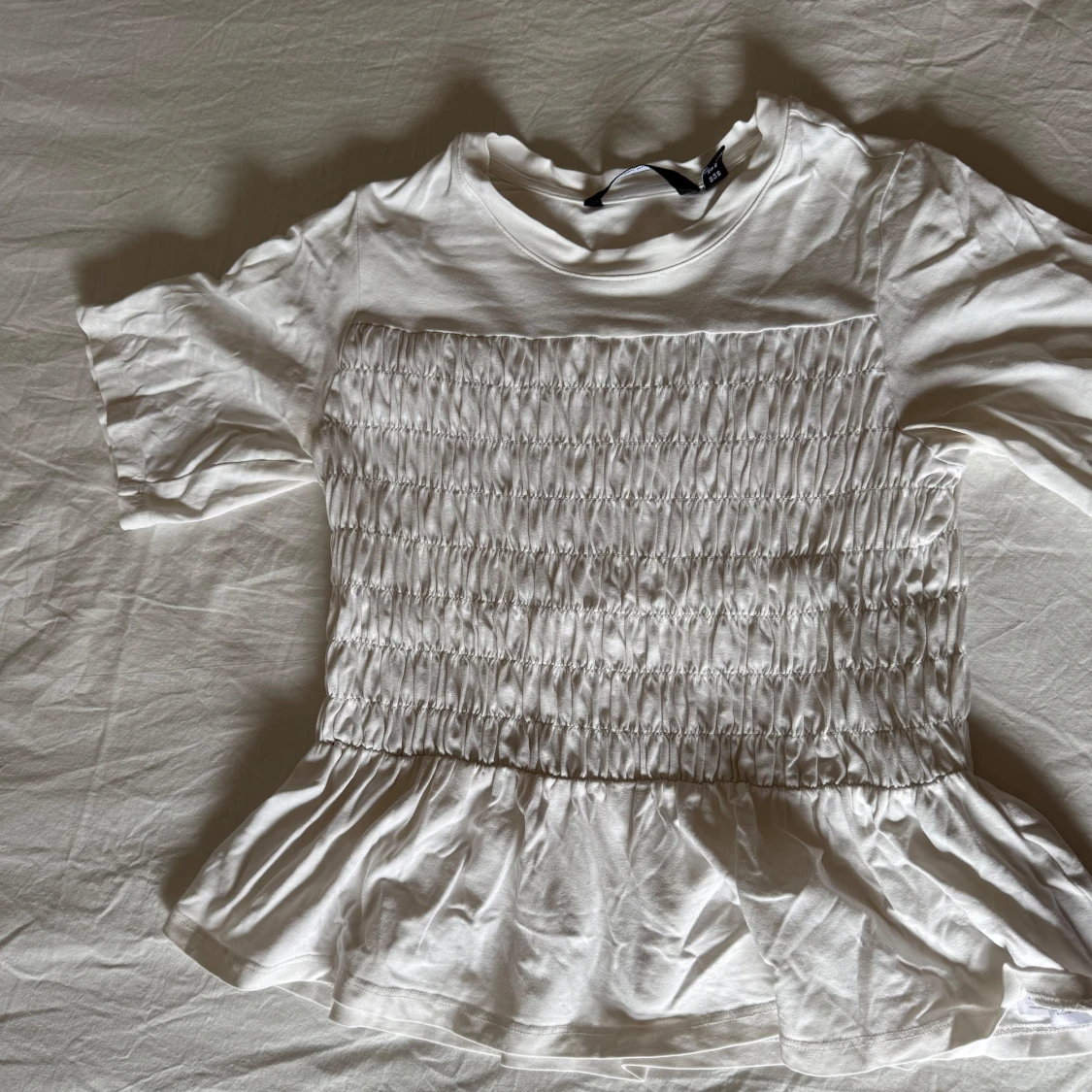 Vit topp med smock och volang