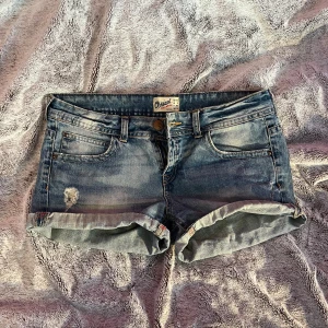 Lågmidjade jeansshorts  - Superfina lågmidjade jeansshorts i jättebra skick i storlek 36 (S)  🫶 midjamått rakt över: 41 cm och inga defekter 💛