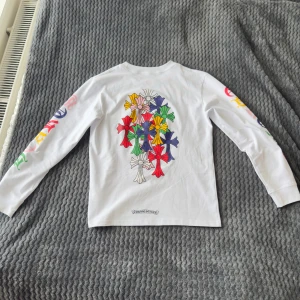 Chrome Hearts sleeve - Vit långärmad tröja från Chrome Hearts! Säljes då jag ej använder den! Tags samt påse följer med men tagsen sitter ej på! Bara att höra av sig vid intressa och byten kan även vara intressant! Kan gå ned i pris vid snabb affär!