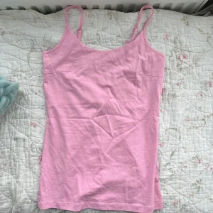 Linne - Fint rosa linne från Gekås Ullared💕Det har justerbara axelband (se bild 3). Linnet har även ett extra lager tyg vid brösten, som kan ses på den sista bilden då jag vrängt linnet ut och in. Linnet har aldrig blivit använt och har därmed inga defekter. 