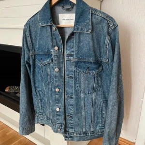 Jeansjacka från these glory days  - Jeansjacka från these glory days. Ser ut som samma från acne studios (äger bägge) size M. Sitter som en vanlig M jacka. Sjukt fin och nästan helt oanvänd   