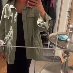 Grön jeansjacka  - Snygg ljusgrön jeansjacka. . Perfekt över en t-shirt eller klänning.