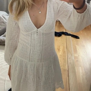 Student/ skolavslutnings klänning - Super söt klänning som är perfekt till skolavslutningen eller studenten. Tyvärr har ena ”snodden” där man fäster knappen släppt men är säkert enkelt att bara fästa ena ändan igen med tråd.