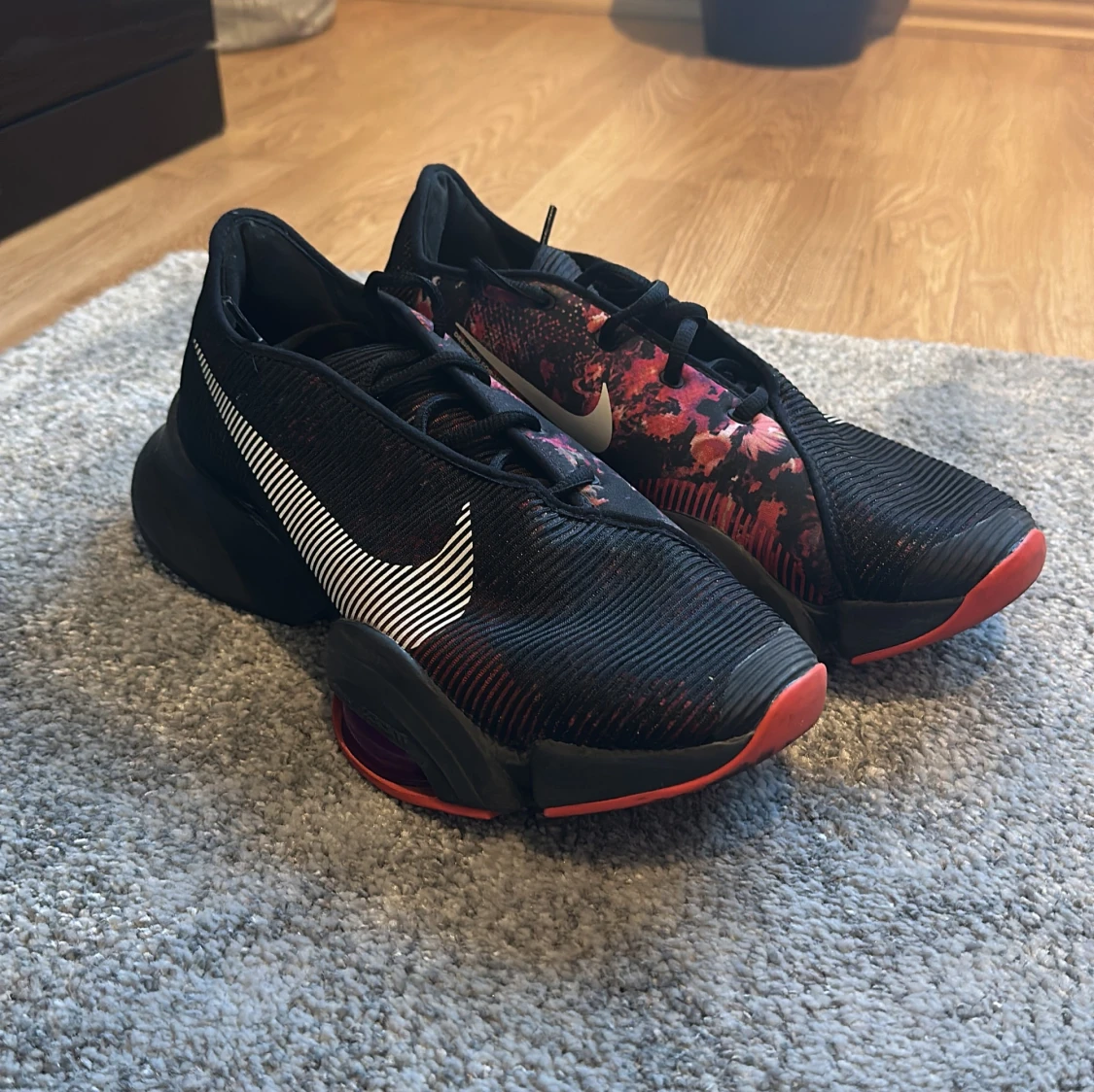 Nike sneakers med svart och röd design