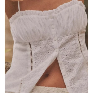 Zara topp  - Säljer denna superfina topp från Zara i strl S! Aldrig använd endast testad!