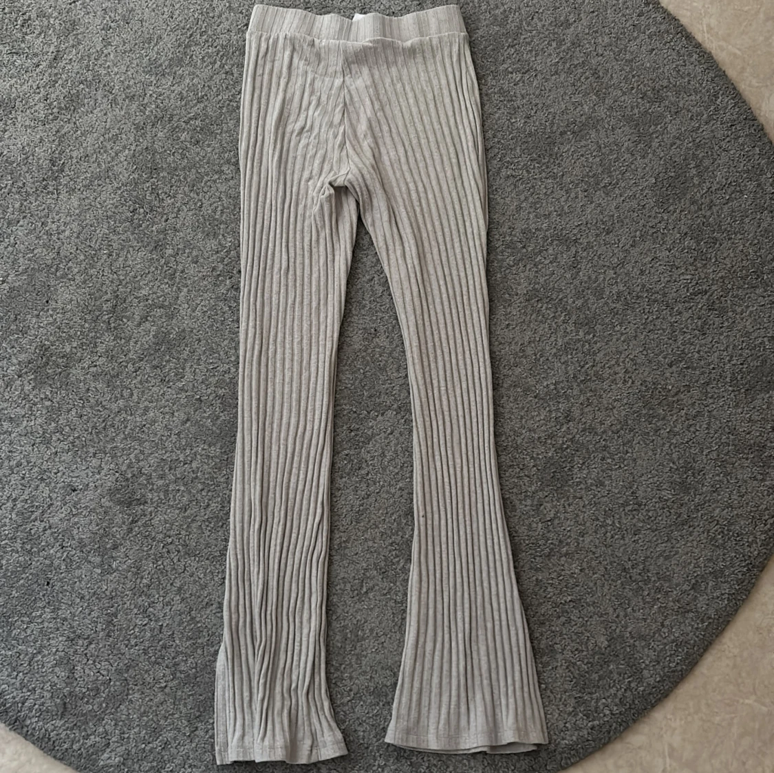 Beige ribbade byxor från Gina Tricot - 1