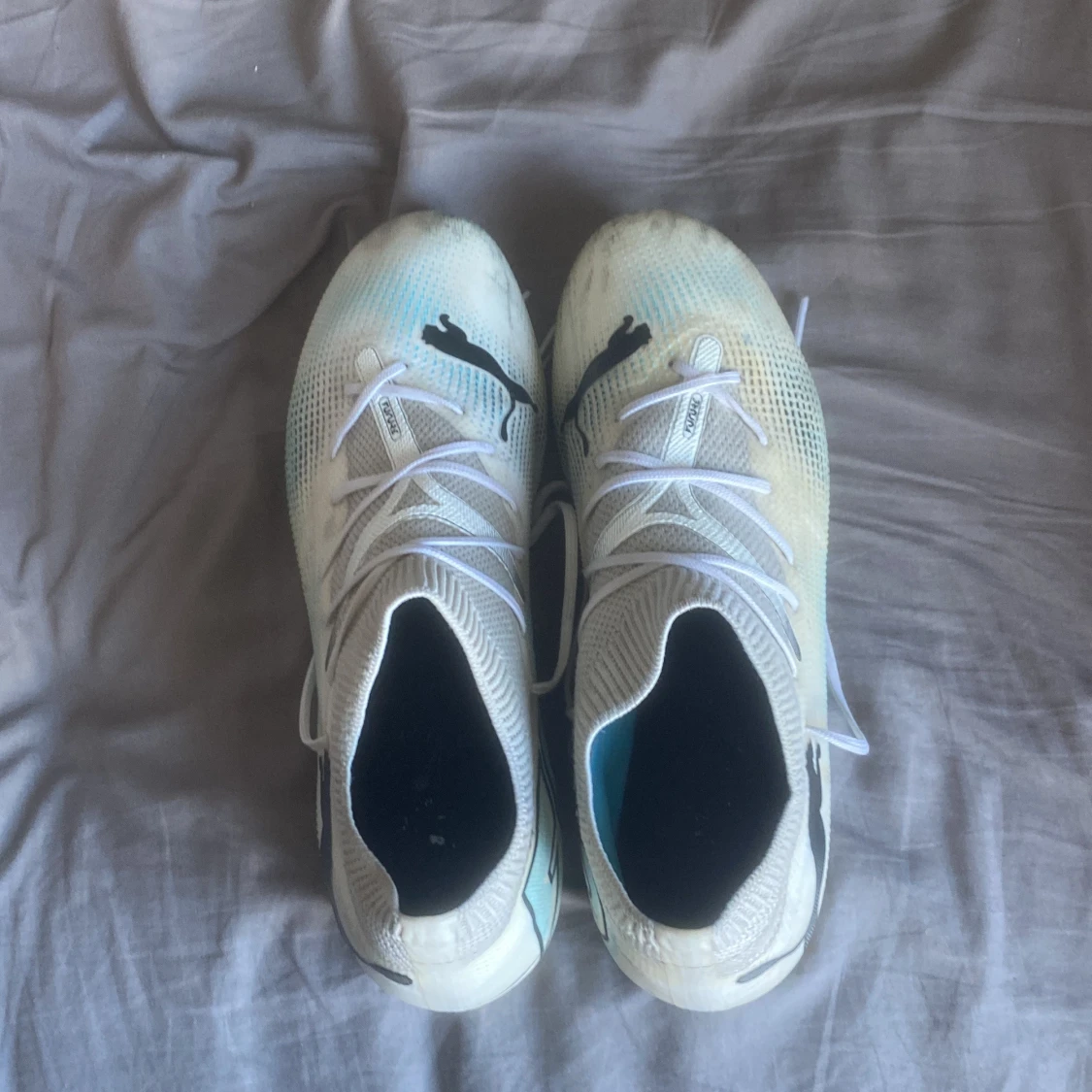 Vita fotbollsskor från Puma