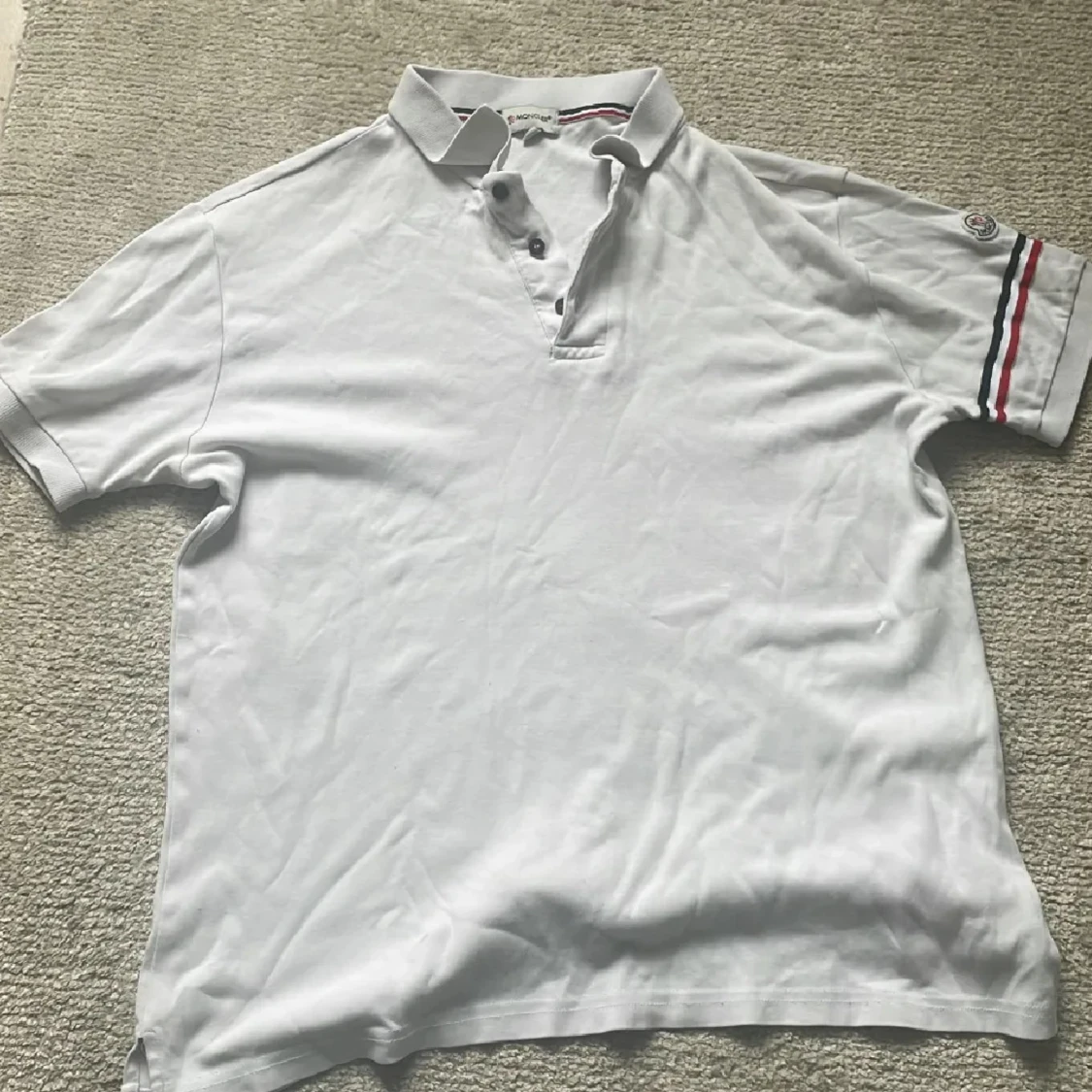 Vit piké från Moncler med logga