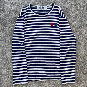 Cdg play tröja  - Storlek M. Mycket bra skick. Pris går att diskutera.