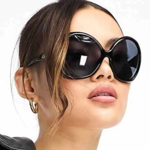 Le Specs - Ett par stilrena svarta solglasögon från Le Specs. Modellen heter Perfekt för soliga dagar! I mycket fint skick! Köpta för 1500:- Jättesnygga!