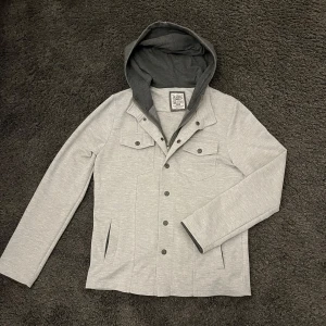 Slimfit overshirt med luva  - Riktigt fet slimfit overshirt med luva som passar perfekt till lite finare outfits men även till vardaglig användning. Storlek M