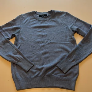 Ljusblå tröja från Amisu - Säljer en ljusblå, tunn och mjuk tröja från Amisu i storlek XS. Tröjan har rund halsringning, långa ärmar och ribbade muddar vid ärmslut och nederkant. Perfekt för lager-på-lager eller som enkel baströja. Lite knopprig💙