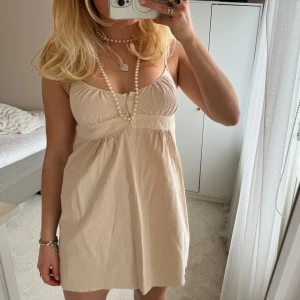 Klänning  - Klänning från brandy melville i onesize. Beige och knyts i ryggen 🤎