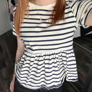volang topp - Söt topp ifrån zara! Storlek S och är i bra skick🥰