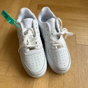 Nike Air Force 1 vita sneakers - Säljer ett par klassiska vita Nike Air Force, helt Nya, storlekar finns Bara skriva DM!