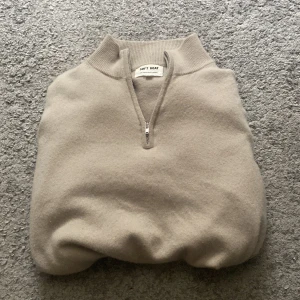Soft goat half zip - Säljer denna tröja efter den börjar bli för liten! Den är storlek L o köpt för 2500 kr o säljer nu för 1200 kr. Kan diskuteras vid snabb affär😘