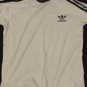 Vit adidas tröja -  Adidas t shirt, nypris 250kr, säljs för 75kr, storlek 170 runt Xs 