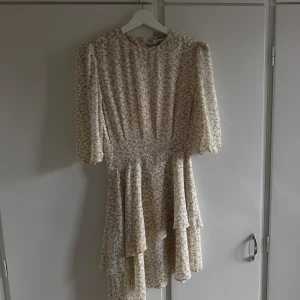 Adoore asymmetrical dress lemon - Superfin vit/gul klänning från Adoore! Nypris 1495 kr☺️💕
