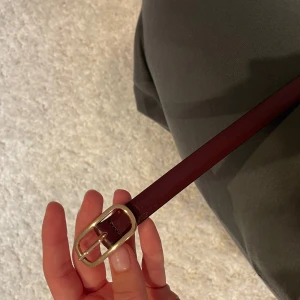Vinrött skärp - Snyggt skärp från MQ, inga defekter💓
