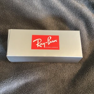 Ray Ban Boyfriend glasögon - Säljer ett par Ray Ban boyfriend sol glas ögon . Anledningen till att jag säljer var att jag ville ha mönstrade glasögon men beställde fel så jag har använt dem några gånger. Det tillkommer original fodral och låda.