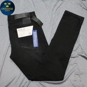 Helt nya Replay Anbass - Säljer nu dessa helt nya Replay Anbasd. Stl 34/32, Skick 9/10,  Nypris 1999kr.mitt pris 795, Hör gärna av er vid minsta fundering eller önskan av fler bilder!