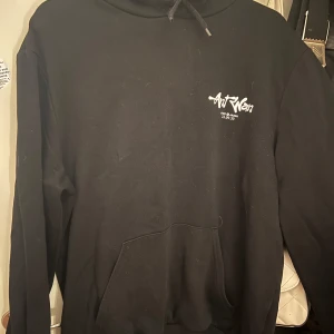 Ant wan hoodie - Säljer min Ant wan hoodie då jag nästan aldrig använder den längre. Den är i strl M men passar även L