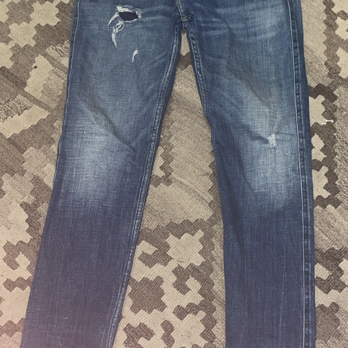 Blå jeans med slitningar - 1