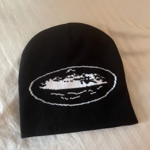 Corteiz Svart mössa  - Snygg svart mössa med en vit broderad logga framtill. HELT NY