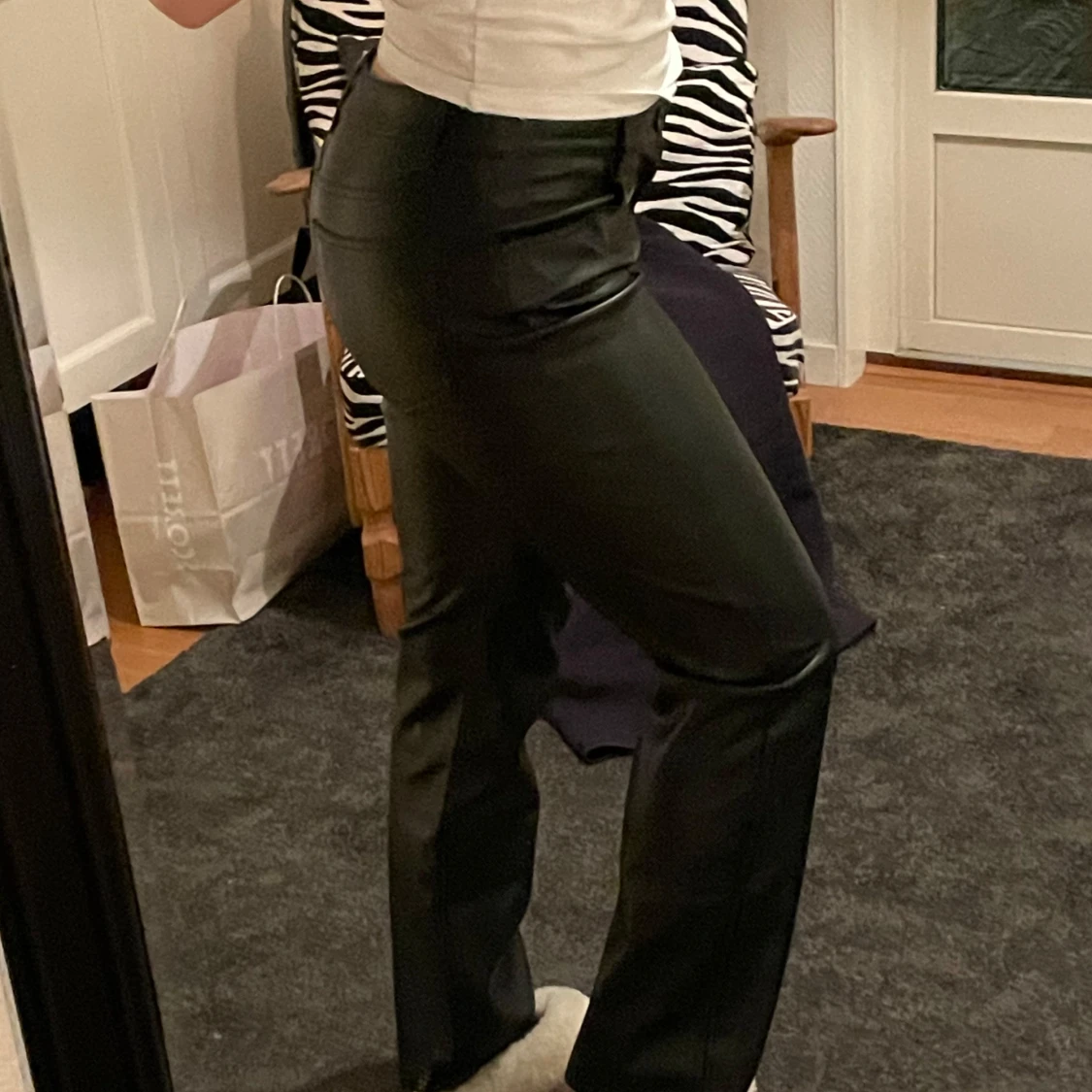 Svarta skinnbyxor från Bik Bok - 1