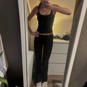Yogapants - Svarta yogapants i fint skick från Gina Tricot!🖤Jag är 168cm och skulle säga att de passar mig bra men passar även kortare🫶🏼
