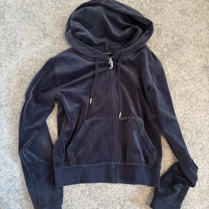 Mörkblå juicy  - Säljer en snygg mörkblå juicy. Sällan använd så i nyskick! Går inte under 350kr