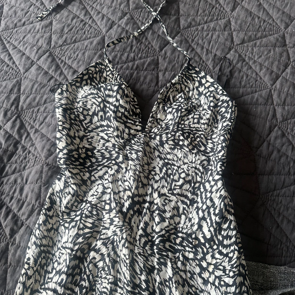 Ny klänning med öppen rygg 