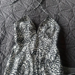 Ny klänning med öppen rygg  - Helt ny klänning från HM❤️