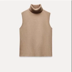 Beige stickad ärmlös polotröja zara - Snygg beige polotröja från Zara i storlek S! Använd några gånger men i fint skick💞🤗kontakta för fler bilder!