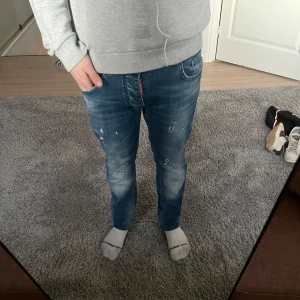 Blå jeans med slitningar från dsquared2 - Snygga blå jeans med coola slitningar och en klassisk femficksdesign. De har en dragkedja och knapp framtill. Perfekta för en avslappnad stil.