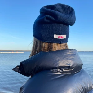 Navy - Mitt uf företag som säljer tunna mössor med rullade kanter perfekt till våren!  Med dess 30% Kashmir och 70% merino ull håller den dig perfekt varm utan att bli för varma. Finns i begränsad mängd så passa på!💙  