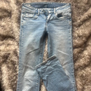 Ljusblå bootcut jeans - Snygga ljusblå bootcut jeans från Pepe jeans. De har en midwaist passform och är i storleken W24 inseam 32