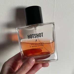 Hotshot Eau de Parfum - Säljer en Eau de Parfum från Linn Ahlborg i samarbete med Nordicfeel. Flaskan är 50ml och uppskattar det som halva kvar. Detta är orginalparfymen alltså den som släpptes först. 
