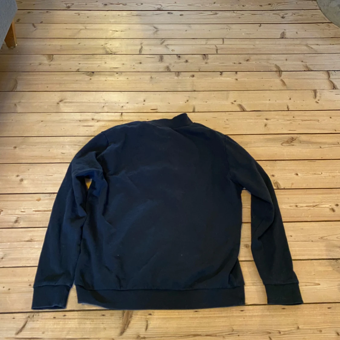 Svart tröja med dragkedja - Gott skick! - 1